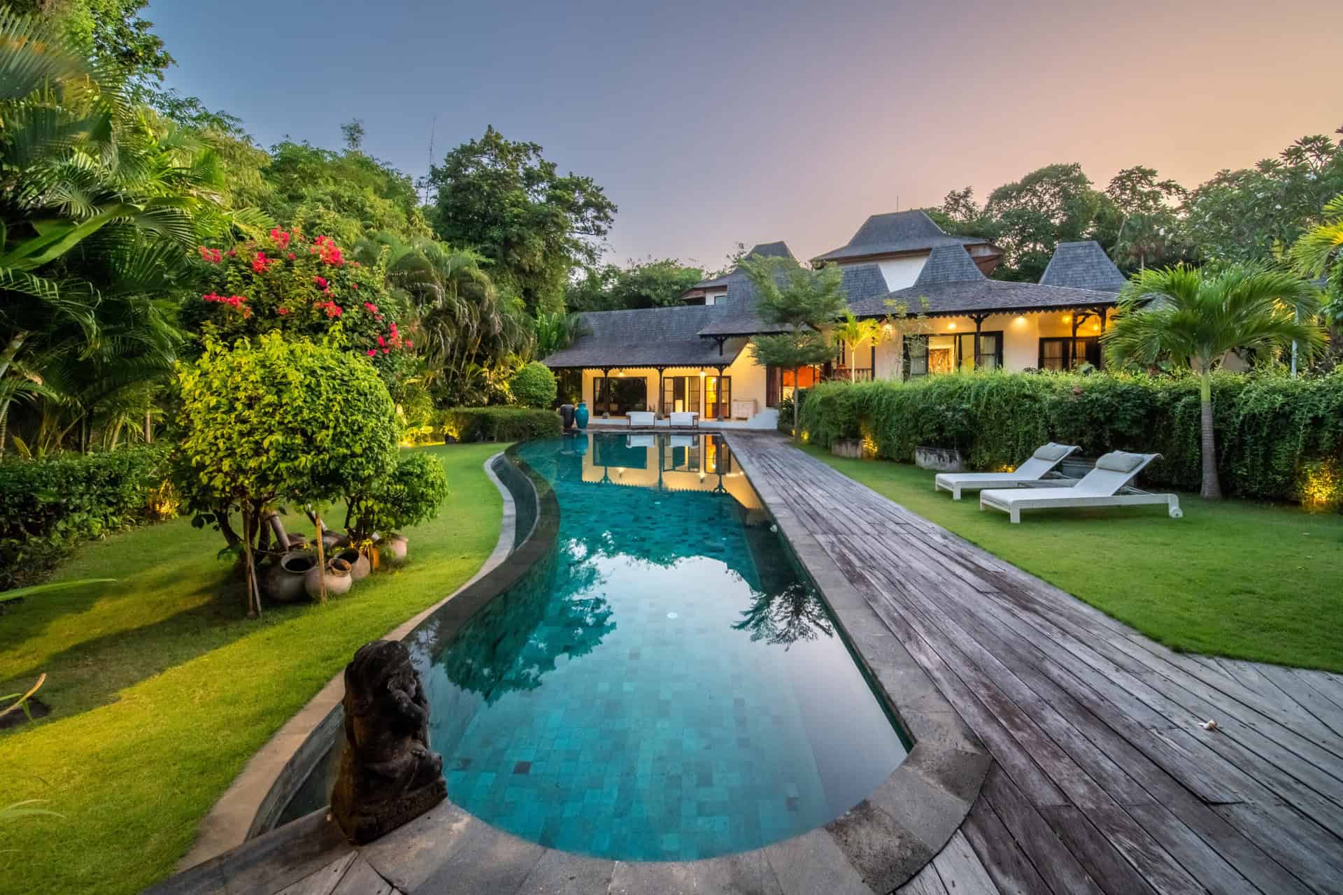 LUXURY STYLE WITH POOL AND CINEMA 6 BEDROOM VILLA FOR SALE LEASEHOLD IN UMALAS BALI BE-1008 